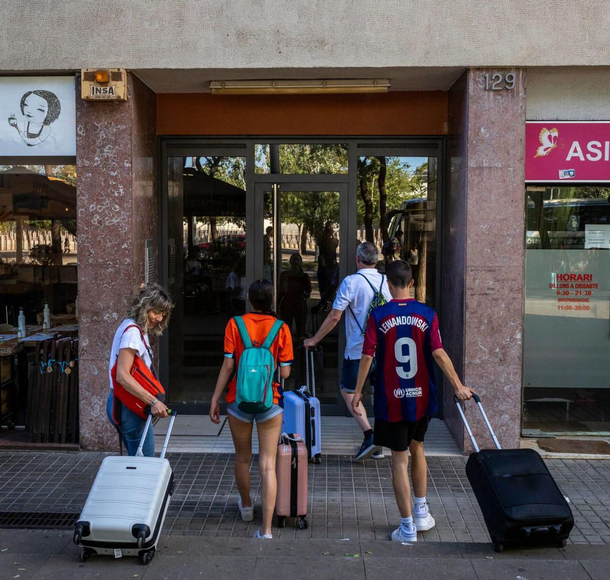 El final dels pisos turístics devalua les llicències i frena la compravenda