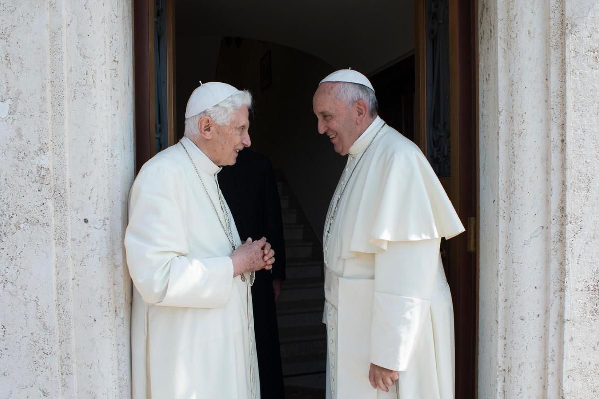 Reunión entre el papa Francisco (derecha) y el papa emérito Benedicto XVI en El Vaticano, el 30 de junio del 2015.