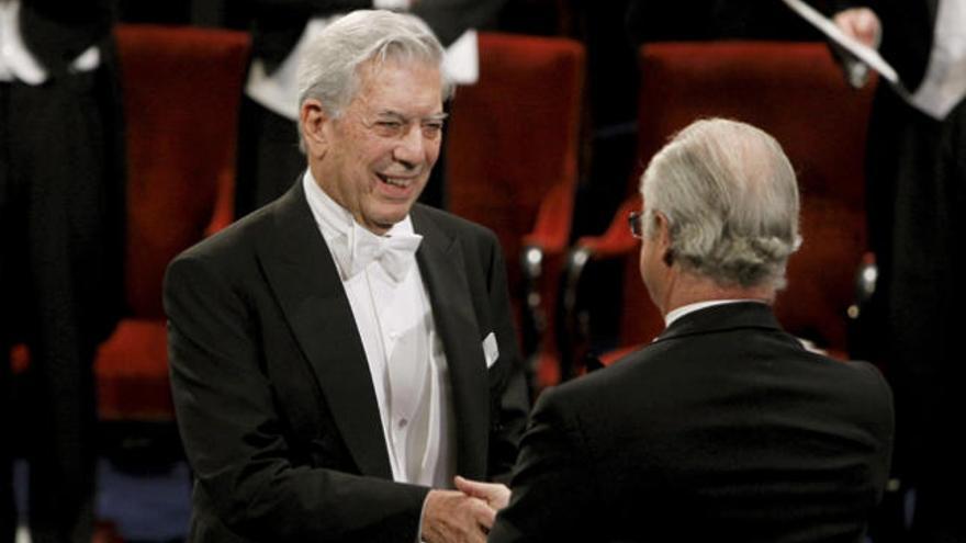 El escritor Mario Vargas Llosa cuando recogió el Premio Nobel a finales de 2010. i LA PROVINCIA / DLP