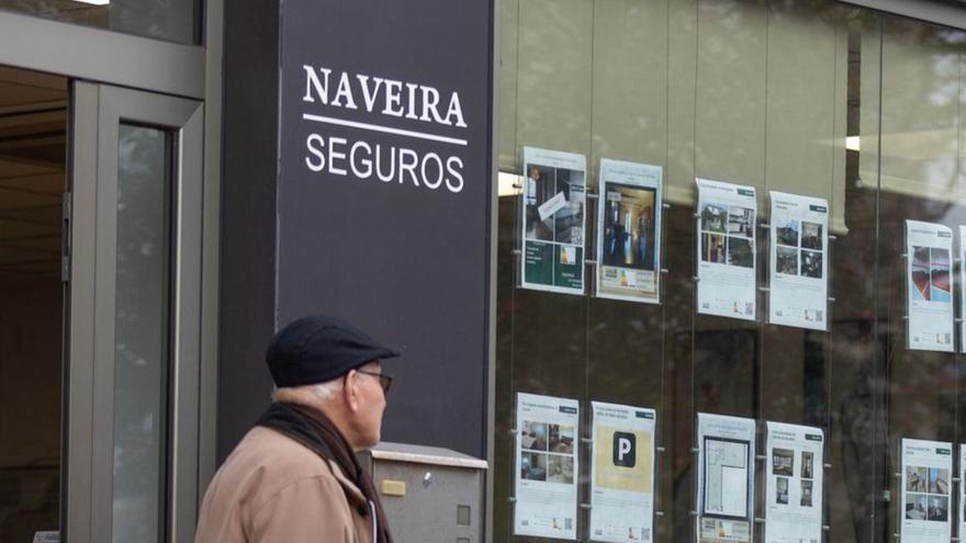 Un hombre pasa por una inmobiliaria. | | GERMÁN BARREIROS/ROLLER AGENCIA
