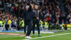 Francisco da instrucciones a sus jugadores durante el partido contra el Real Madrid