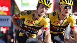 Primoz Roglic llega el martes a la meta tras la caída sufrida.