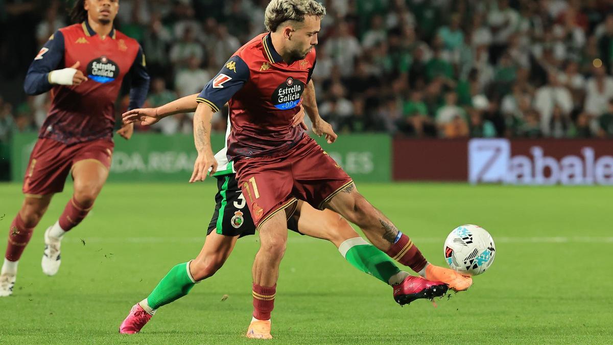 Mella pugna por el balón con Mario García.