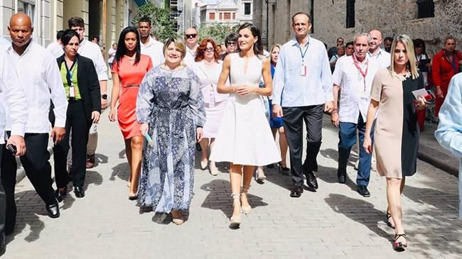 La reina Letizia paseando por la Habana viega