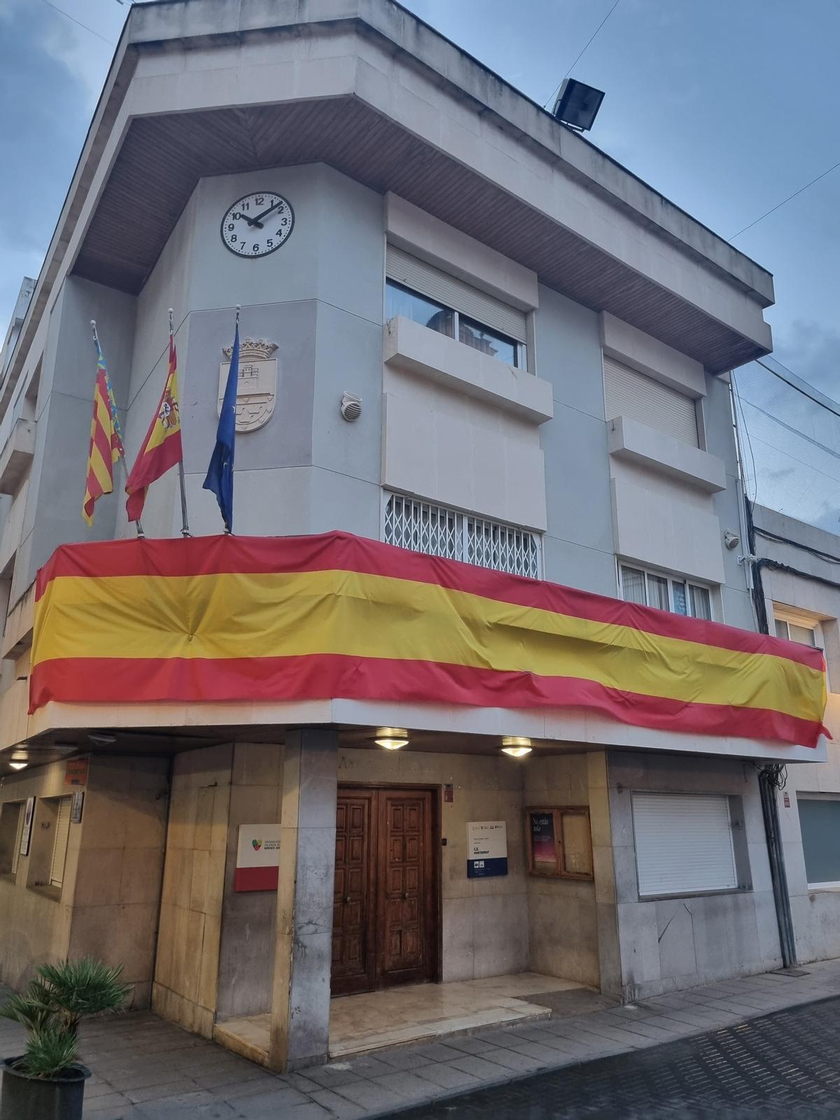 Bandera instalada en el viejo ayuntamiento.