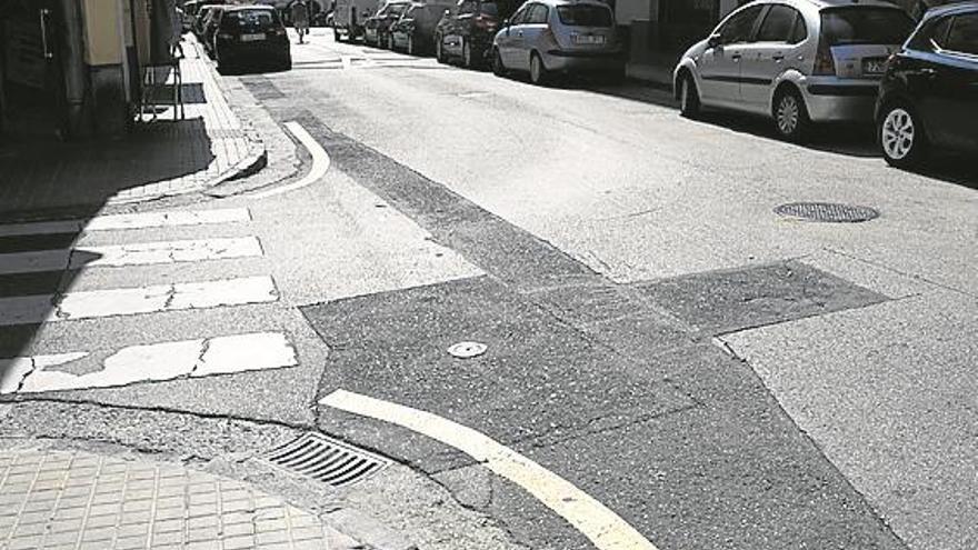 Agujeros, baches y aceras estrechas