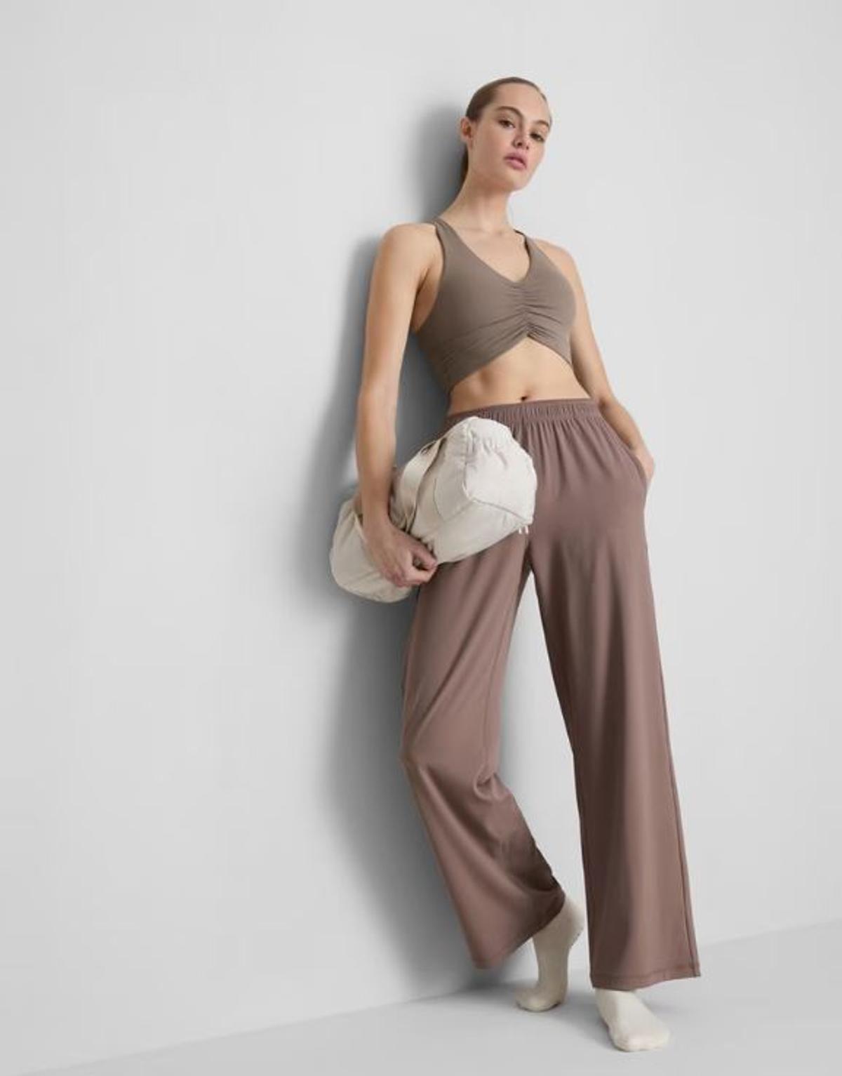 Mañana se esperan colas kilométricas en Primark para conseguir la colección inspirada en el yoga que te pondrás a diario: pantalones palazzo y tops extrasuaves por 5 euros
