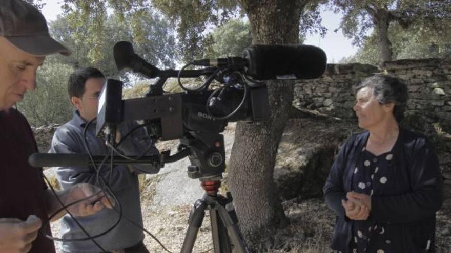 Zev Robinson, a la izquierda, grabando a una señora en su recorrido por pueblos de Los Arribes zamoranos.