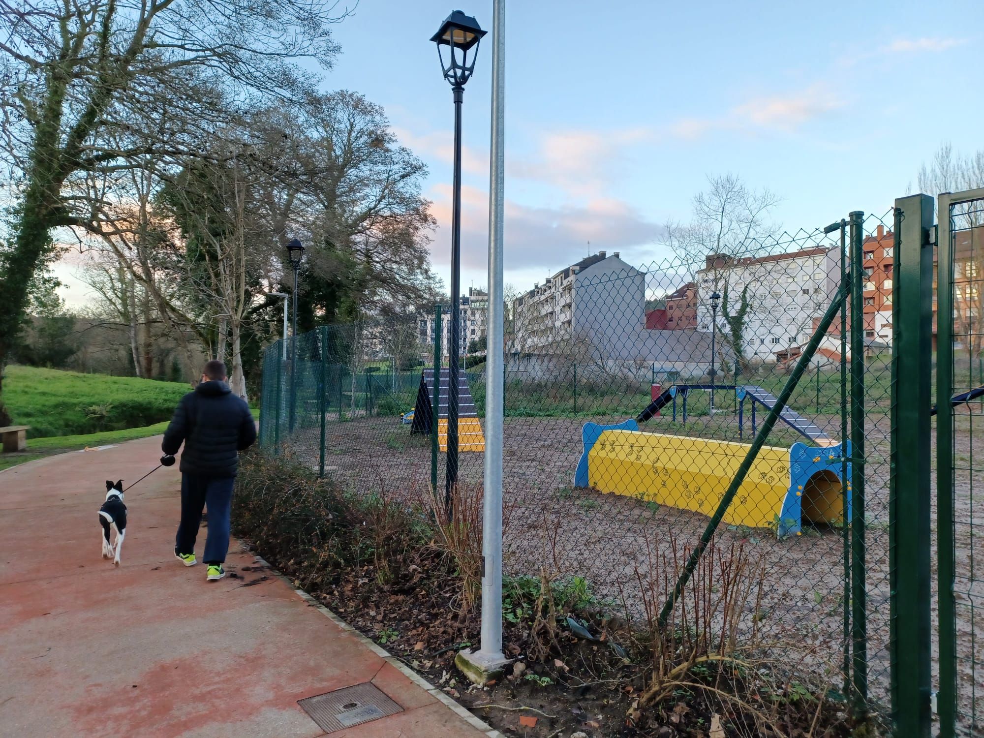 Así se ve ya el parque para perros de Posada de Llanera, con un moderno circuito de obstáculos