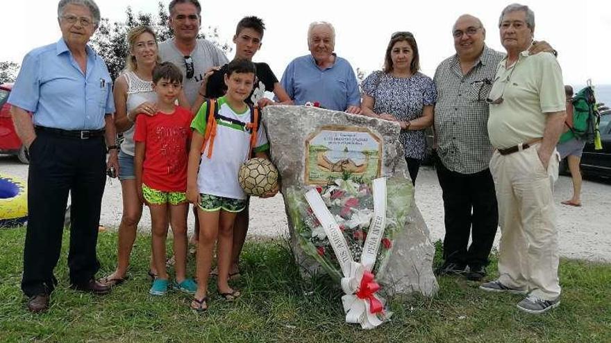 La peña Inter cumple con su tradicional ofrenda a Castro en la playa de Pechón