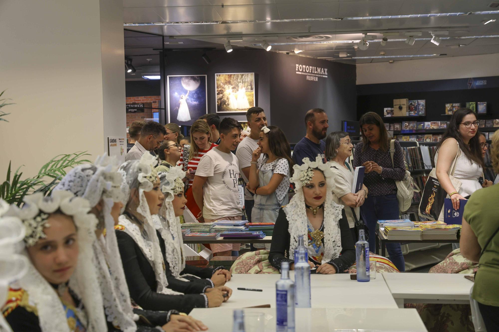 Les Belleas del Foc y sus Damas de Honor firman el Festa de Fogueres en El Corte Inglés