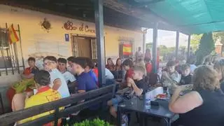 El pueblo zamorano de Unai Simón calienta motores para el partido y sus abuelos lucen la bandera de España en su balcón
