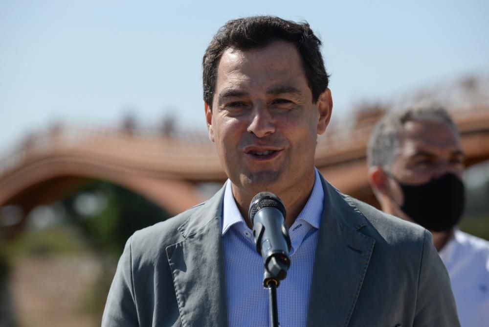 Inauguración de la pasarela peatonal sobre el río Guadalhorce, en Málaga.