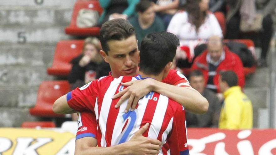 Bernardo y Luis Hernández se abrazan en el partido ante el Mallorca.