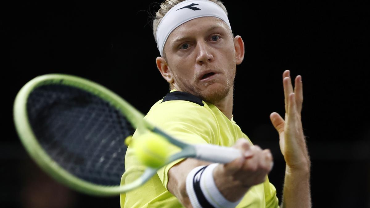 Alejandro Davidovich, en acción en su partido con Ben Shelton en el Masters de París.