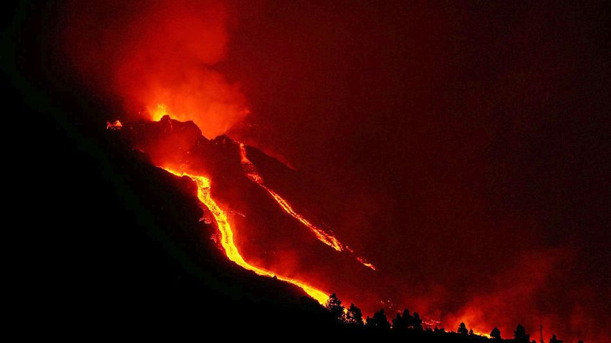 S’enfonsa part de la cara nord del volcà de La Palma i emet colades en diverses direccions