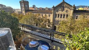 Una mesita de Casa Luz con vistas al Edifici Històric de la UB.