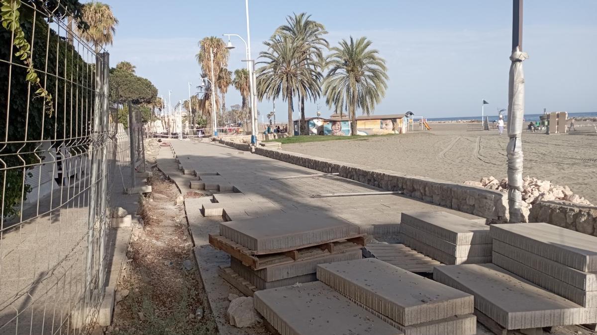 Vecinos de Pedregalejo denuncian el mal acabado de las obras del paseo marítimo
