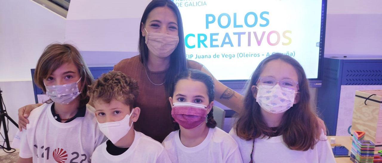 La profesora Marta López con los cuatro alumnos del Juana de Vega, ayer en Polos Creativos.
