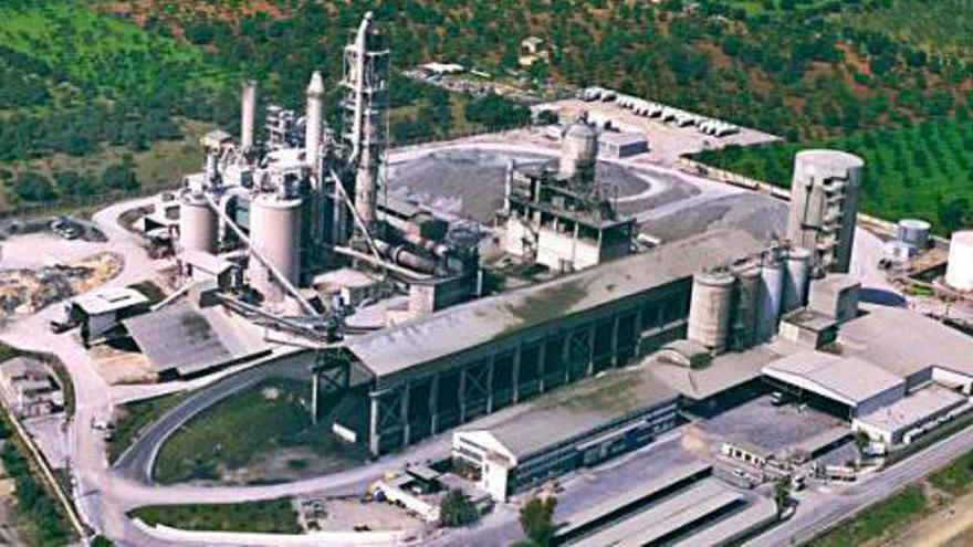 Cemex paraliza los despidos de la fábrica de Lloseta pero no renuncia al cierre