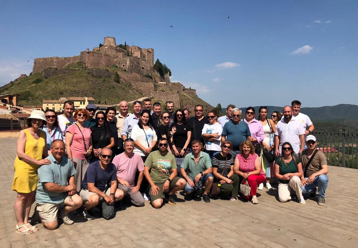 Delegació d'alcaldes eslovacs amb el castell de Cardona de fons