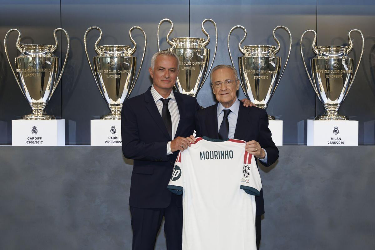 El portugués José Mourinho (i) junto al presidente del club, Florentino Pérez, durante su acto de bienvenida como nuevo entrenador del Real Madrid.