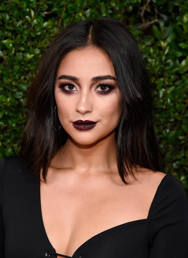 El maquillaje de Shay Mitchell en los Revolve Awards