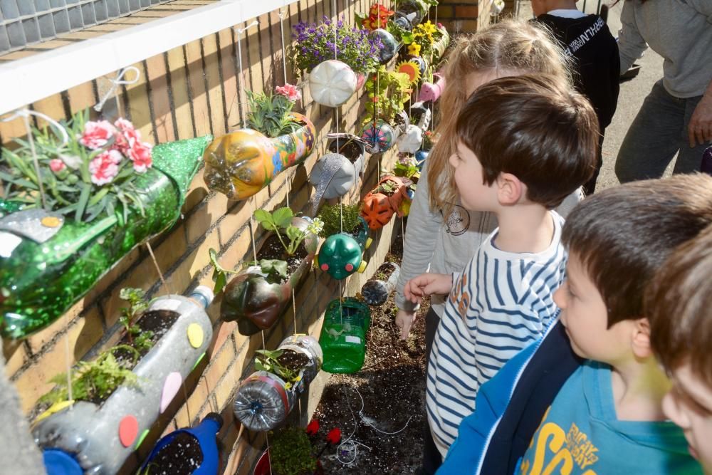 Un jardín con macetas recicladas