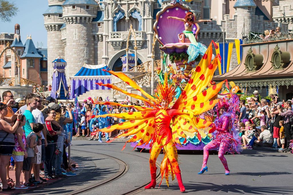 El impresionante colorido de las cabalgatas Disney.