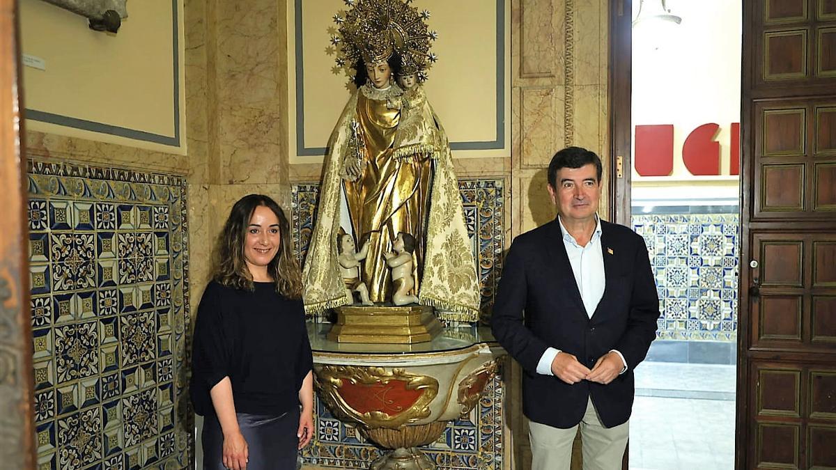 Gloria Tello y Fernando Giner, con la imagen de la Virgen