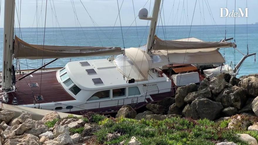 El velero varado frente a la Costa del Gas sigue acaparando la atención