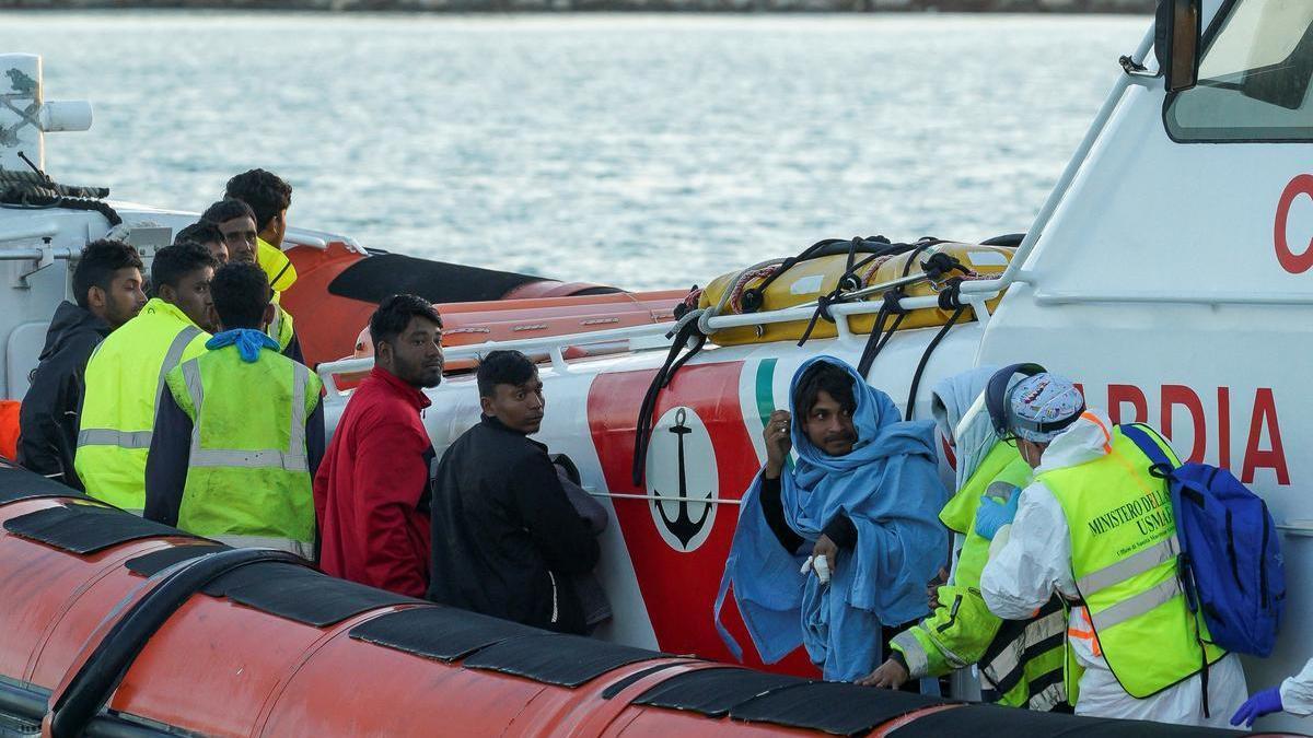 Un grupo de migrantes desembarca en un puerto de Sicilia tras ser rescatados en el Mediterráneo, este lunes.