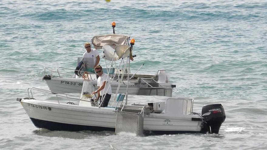 Uno de los barcos empleados para la limpieza del litoral a lo ancho del litoral costasoleño.