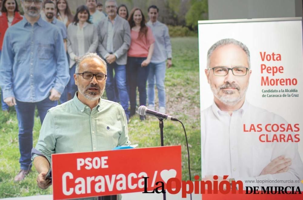 Pegada de carteles en Caravaca