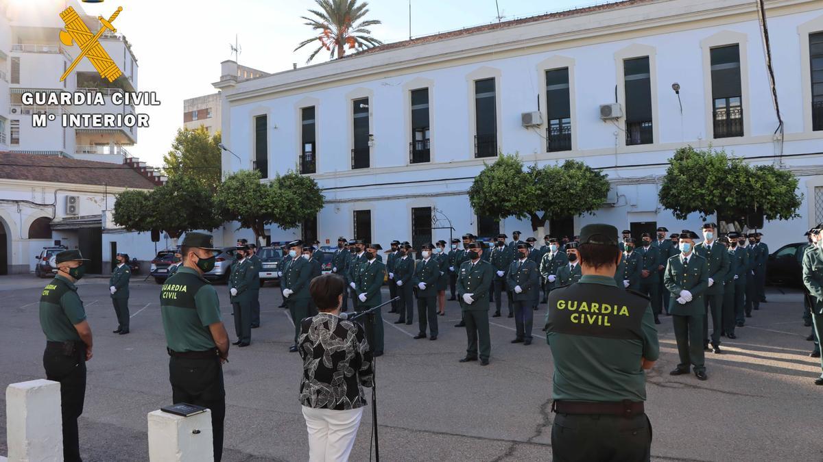 Rafaela Valenzuela y Juan Carretero dan la bienvenida a los 112 nuevos agentes de la Guardia Civil en Córdoba.