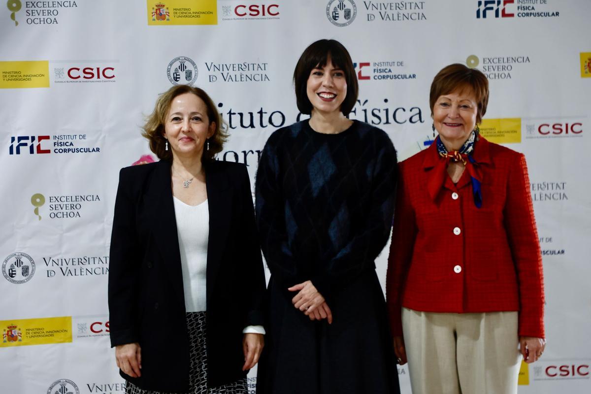 Eloísa del Pino (CSIC) junto a la ministra de Ciencia Diana Morant y la rectora de la UV Mavi Mestre.