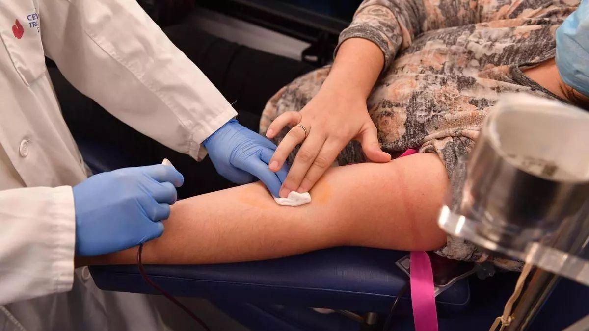 Donación de sangre en una unidad móvil
