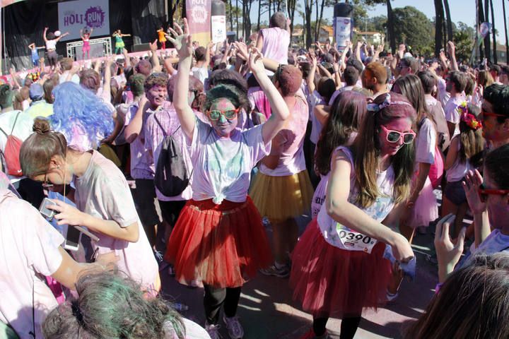 Samil se tiñe de múltiples colores con la Holi Run