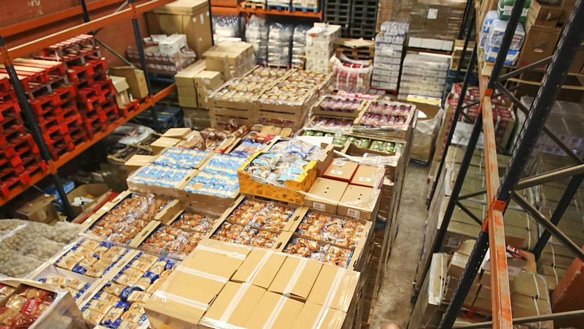Palés con productos en el Banco de Alimentos preparados para su distribución, el viernes. | MANUEL R. SALA