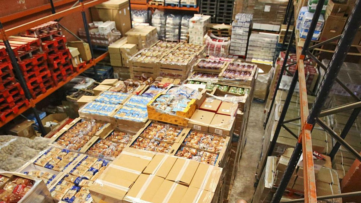 Pallets with products in the Food Bank prepared for distribution on Friday. | MANUEL R. SALA Pallets with products in the Food Bank prepared for distribution on Friday. | MANUEL R. SALA