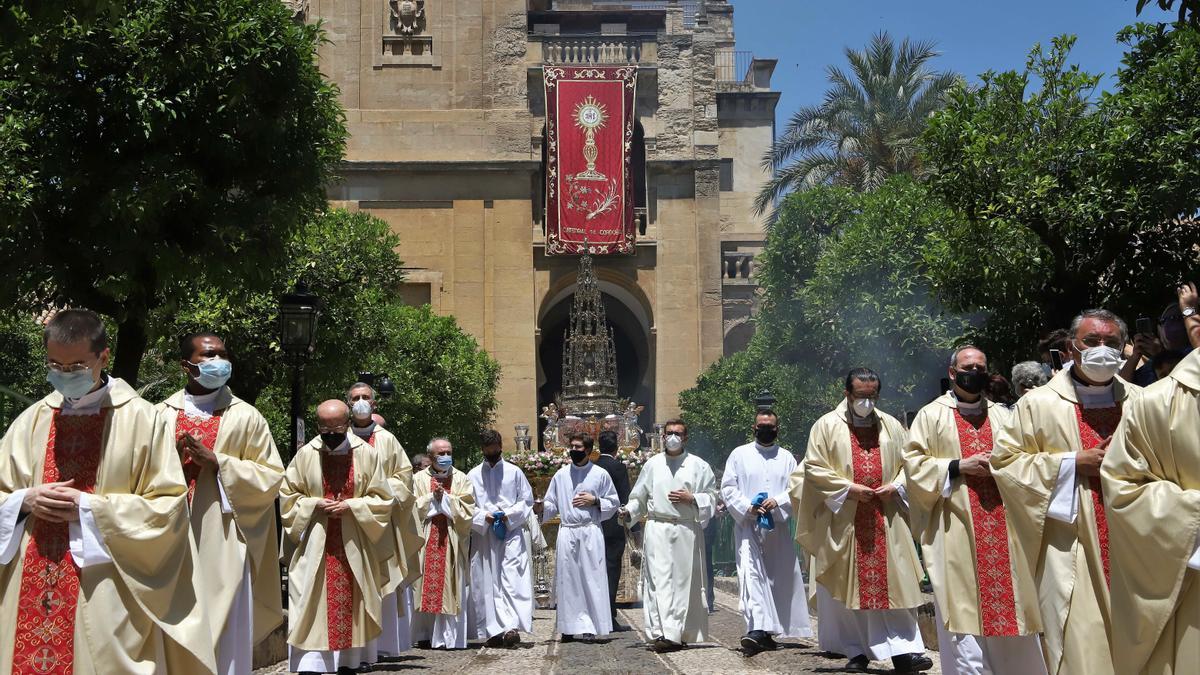 El Patio de los Naranjos acoge la procesión del Corpus Christi