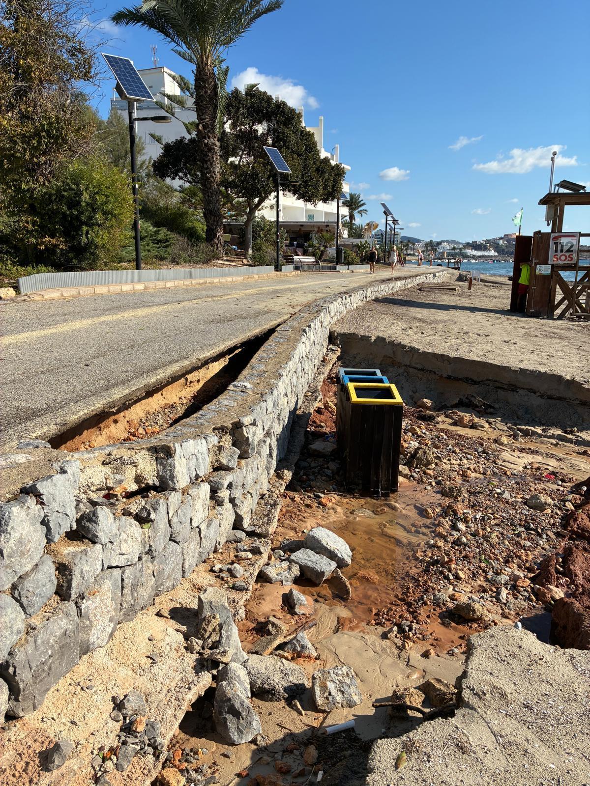 Rotura de un muro del paseo en la playa de Platja d'en Bossa.