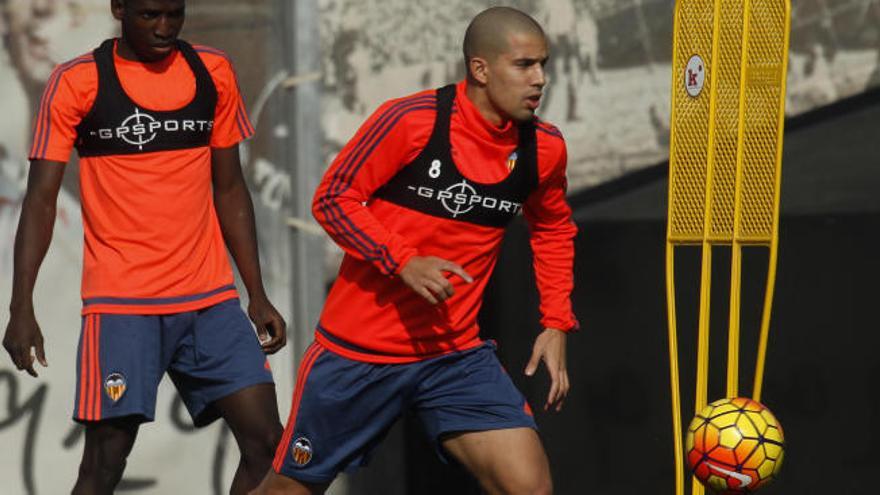 Feghouli se ve renovando con el Valencia