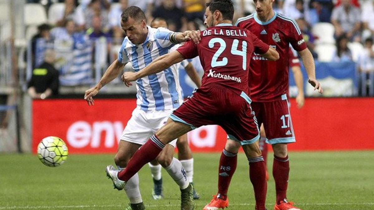 Duda y De la Bella disputan el balón durante el Málaga-R. Sociedad de la Liga BBVA 2015-16