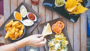 Los menús del día son una buena forma de ahorrar dinero cuando no queremos cocinar y comer equilibrado fuera de casa