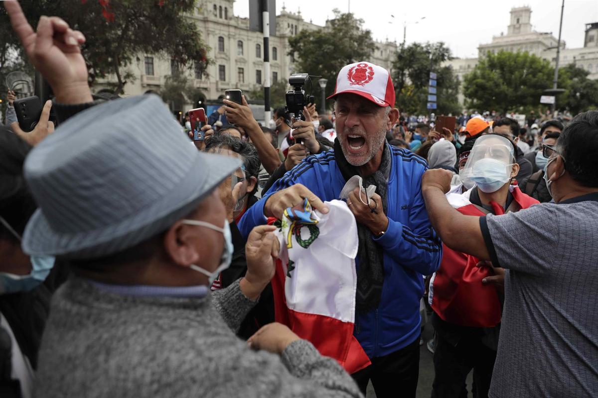 Partidarios de Fujimori y Castillo mantienen un enfrentamiento verbal durante este sábado en Lima.