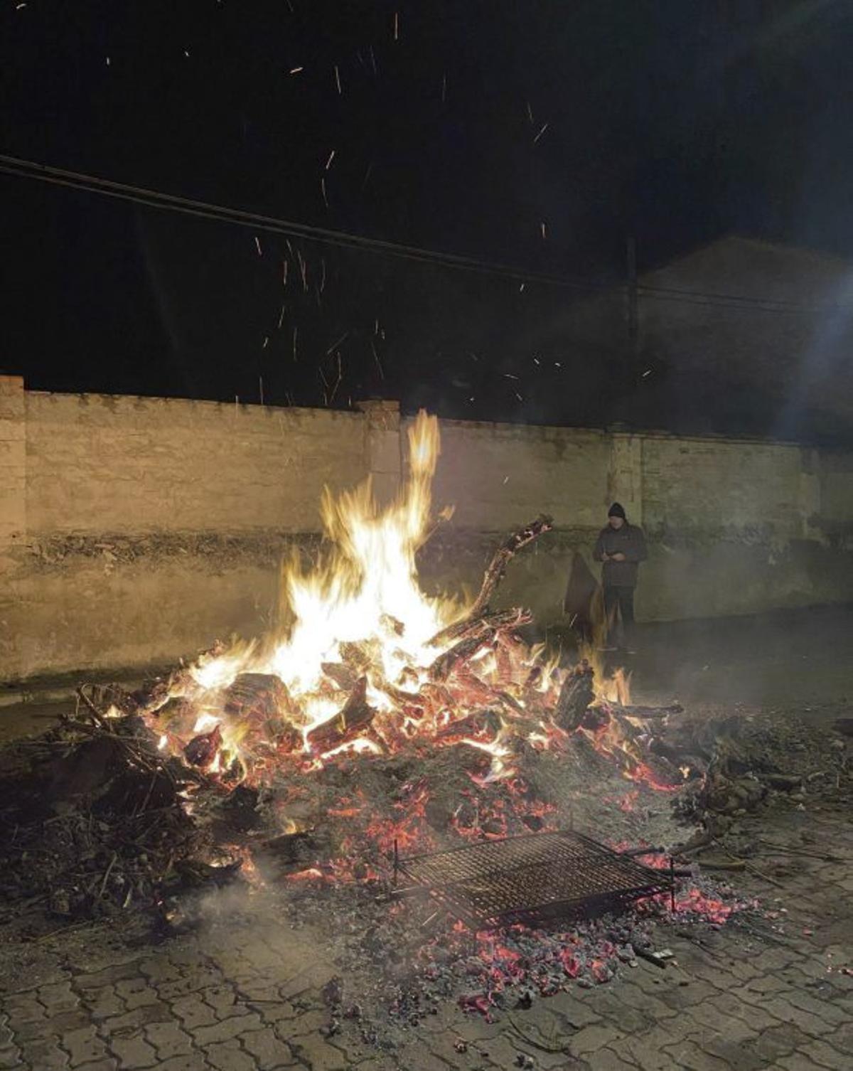 Decenas de vecinos de Fuendetodos se reunieron para honrar a San Antón.