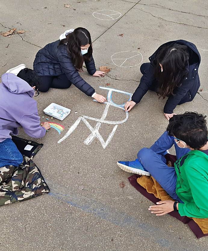 Los alumnos pintando con tizas. | Ch. S