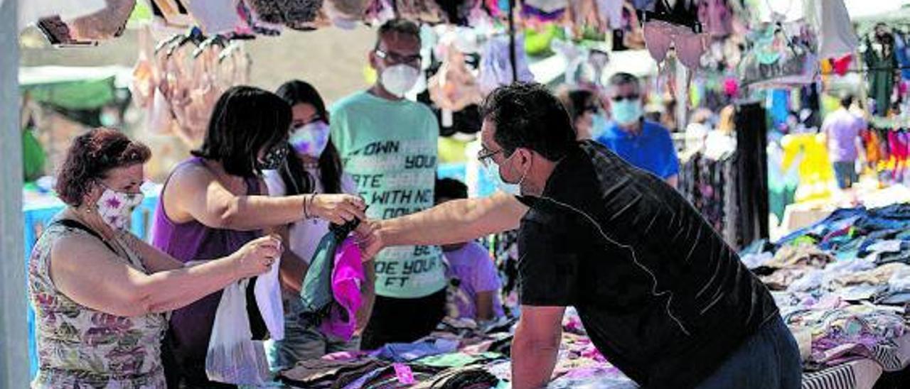 Un vendedor en el mercadillo de Zamora. | Emilio Fraile