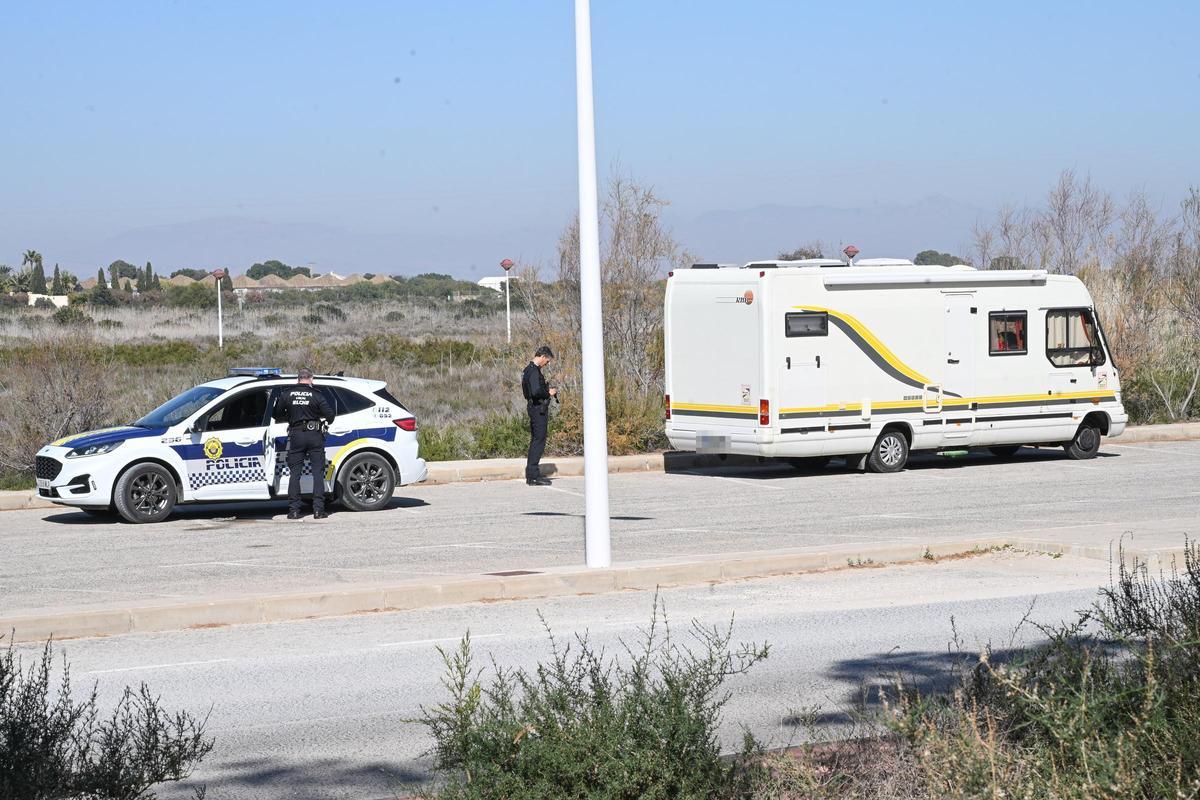 La Policía Local sancioa a una de las autocaravanas en un punto no habilitado de El Pinet